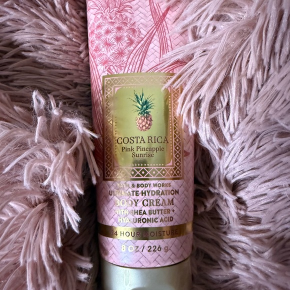 Bath & Body Works Pink and Gold Body Wash Set - Picture 7 of 8